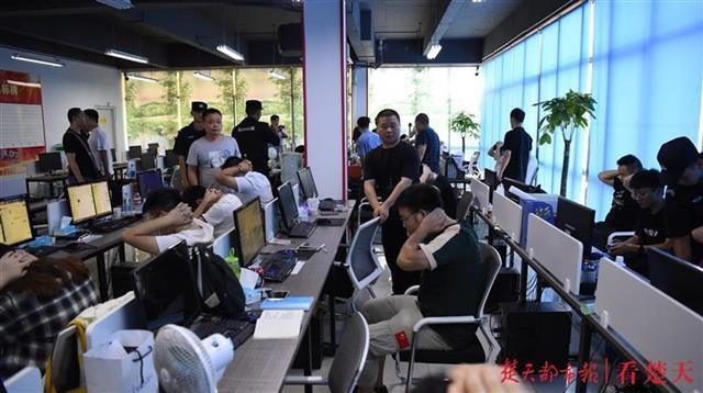 人赃俱获打掉“多卡宝”诈骗窝点